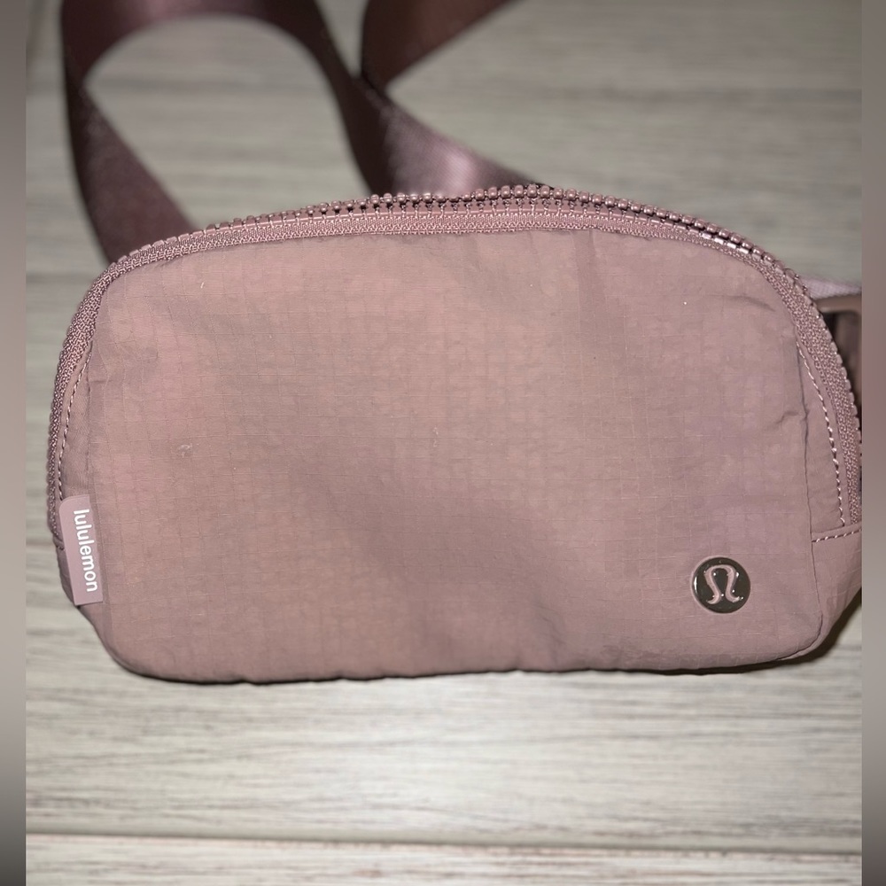 Lululemon New twilight rose Belt Bag 🍋 NEVER WORN*